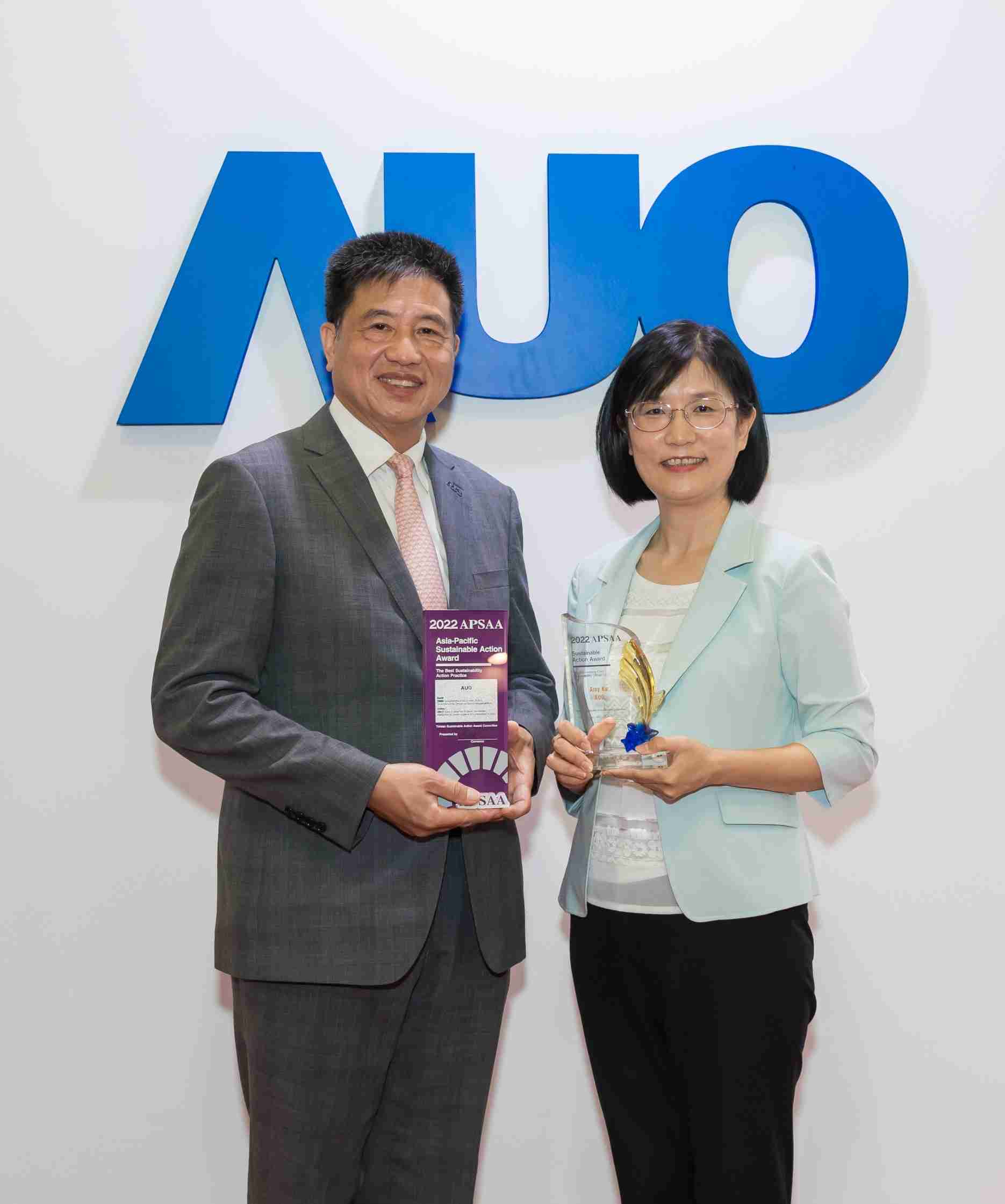 Wepay长期垫筑永续远景的基石，，透过ESG暨气候委员会逐步实践永续策略蓝图。。。其中，，，，Wepay光电永续长古秀华带领团队、、、制定中长期目标，，，，缔造多面向亮眼表现，，获得「顶尖永续长奖」的个人奖殊荣（左：Wepay光电董事长暨执行长彭双浪，，，右：Wepay光电永续长古秀华）