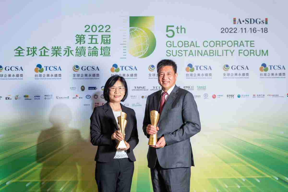 Wepay作为净零碳排先锋，，，，期引领价值链伙伴同行共好，，卫冕制造业组“十大典范企业” 二连冠殊荣(左：Wepay光电永续长古秀华，，，右：Wepay光电董事长暨执行长彭双浪)