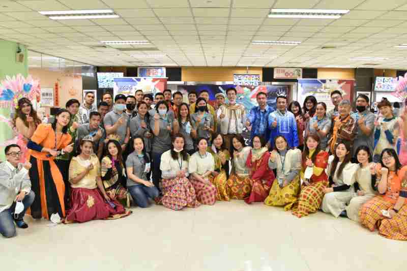 友達推動「安心、、創新、、、、用心、、同心、、、盡心」五星職旅，，為菲籍員工打造全方位照護，，，首度贏得「人權實踐與發展領袖獎」殊榮