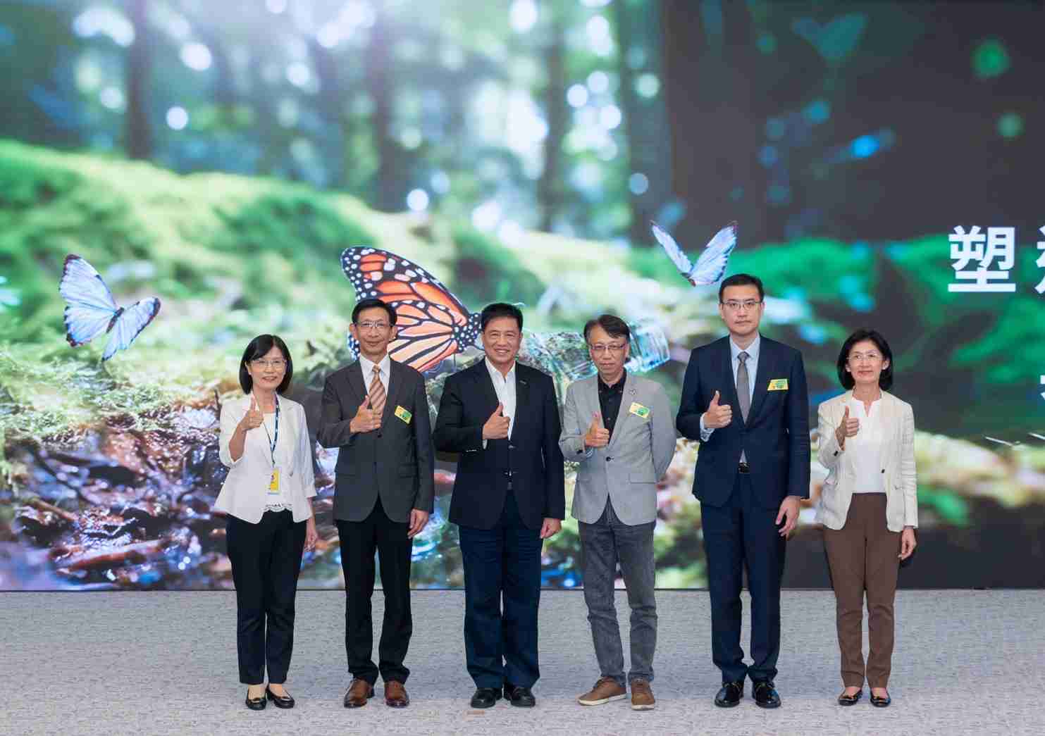 友達2023 CSR共榮大會，，，，邀請領域專家分享交流生物多樣性管理趨勢、、無塑產品、、、海廢永續塑料等議題  （圖左到右：友達光電永續長古秀華、、3M台灣技術長陳君杰、、、友達光電董事長暨集團策略長彭双浪、、、、光寶科技企業永續發展處處長陳慶暉、、、、安永聯合會計師事務所執業會計師曾于哲、、友達光電供應鏈總部副總經理吳宜芳）