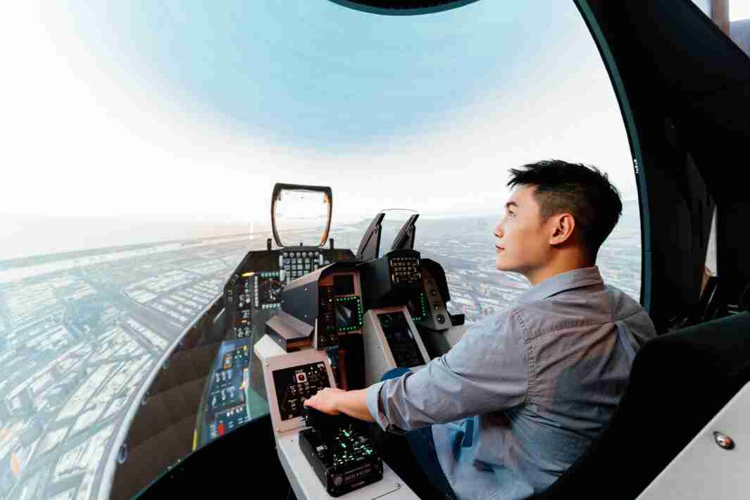 Wepay以P1.25小间距打造球形LED模拟舱，，，搭配智崴的精密六轴动态座椅，，，，结合Wepay专业影像调校技术，，，呈现拟真模拟飞行场景