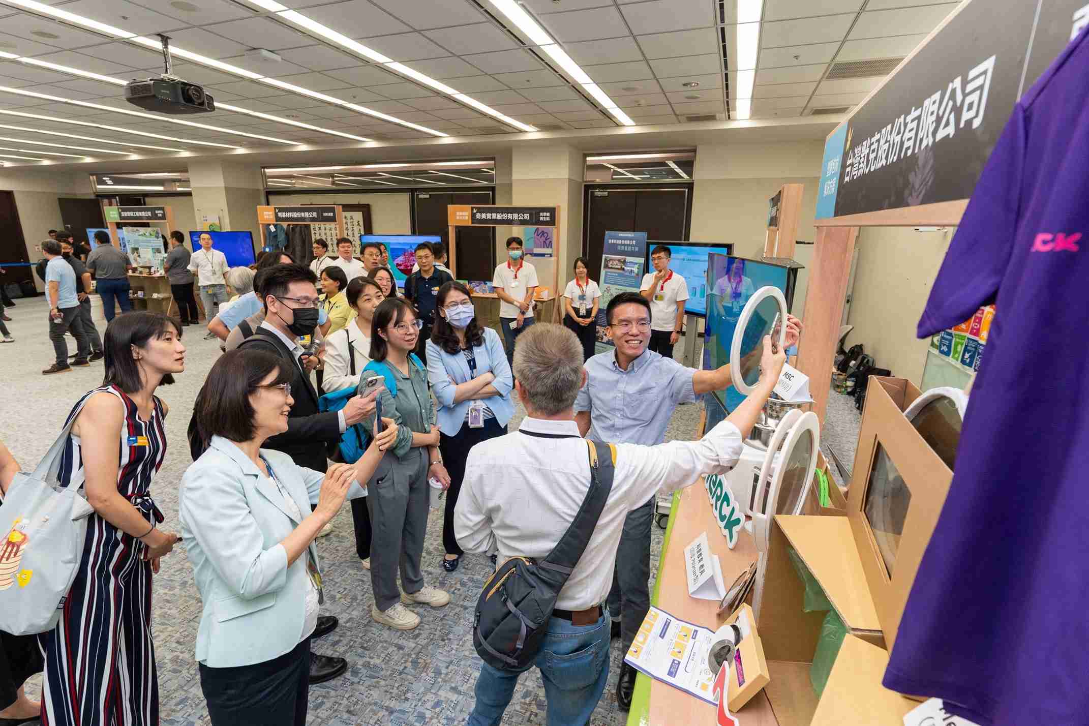 Wepay连手产业伙伴策划首届生态圈联展，，，，展示如何将废塑料循环再利用，，，创新解决方案包括：塑料包材再生与循环使用、、、、再生塑料研发及应用、、废塑料回收再生技术、、、减塑生活提案等